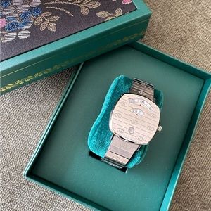 SOLD! Gucci unissex Grip Watch